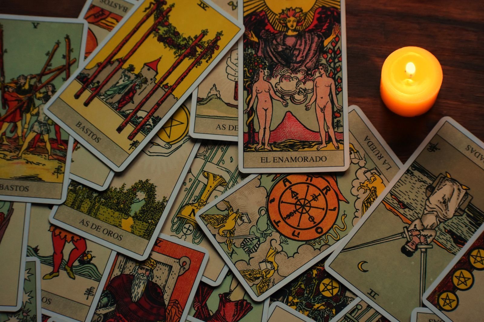 Cartas de tarot a la luz de una vela