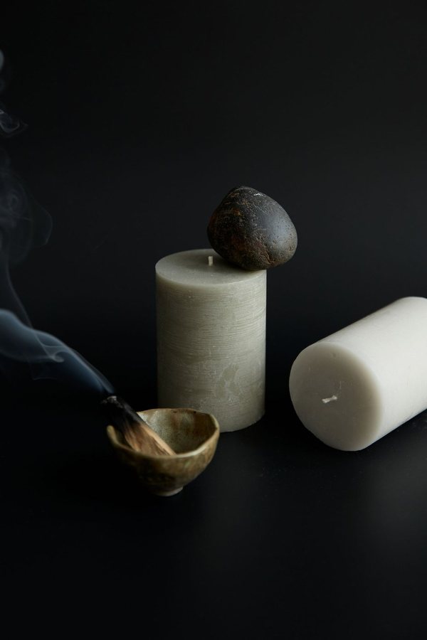 Velas e incienso encendidos