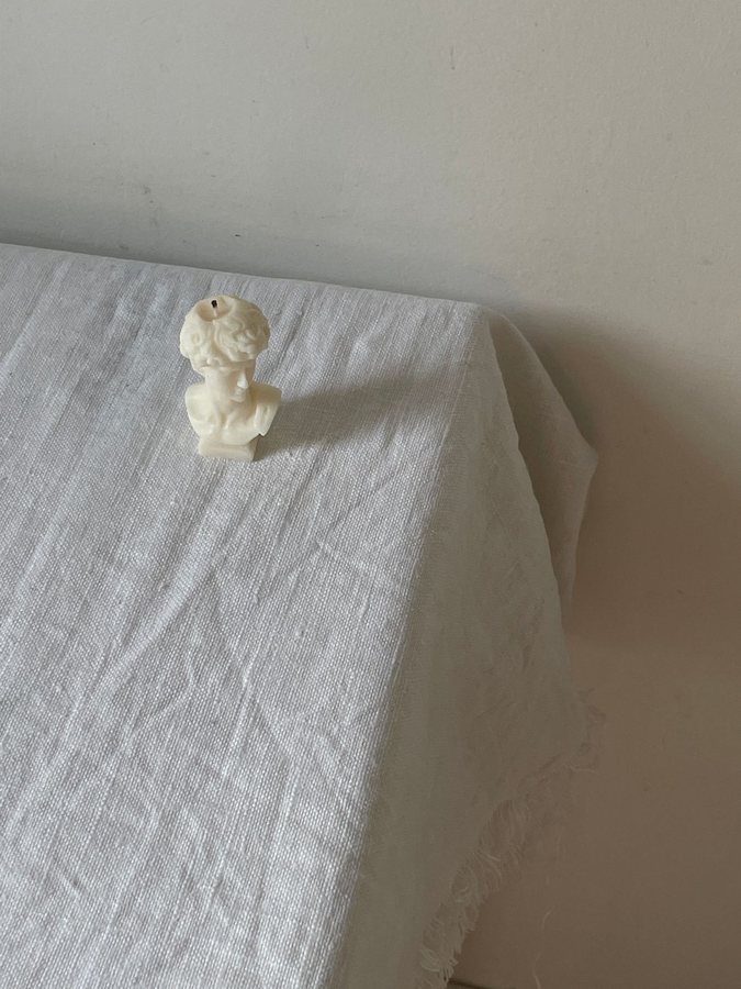Vela blanca sobre lino