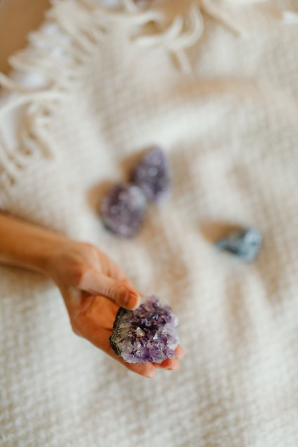 Amatista en la mano
